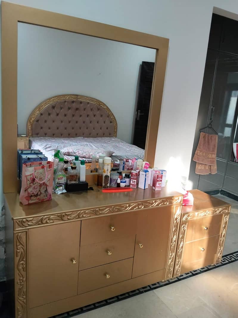 selling bed side table. . drasing matres 0