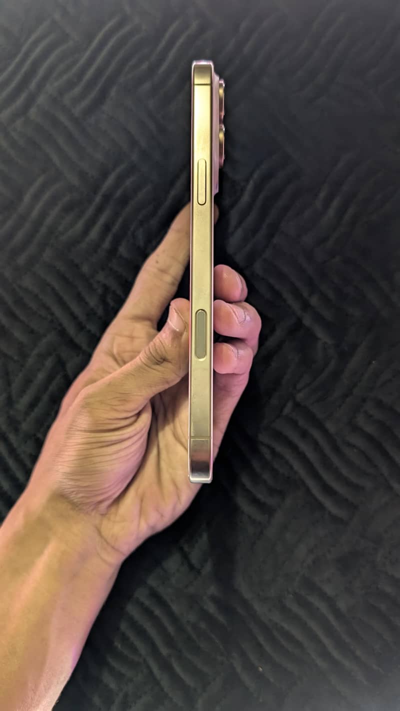 Apple iPhone 16 Pro Max 2
