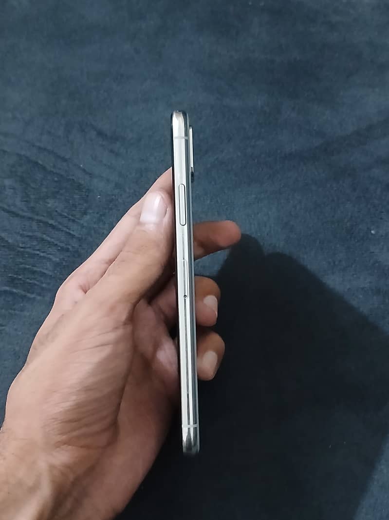 Apple iPhone X 4