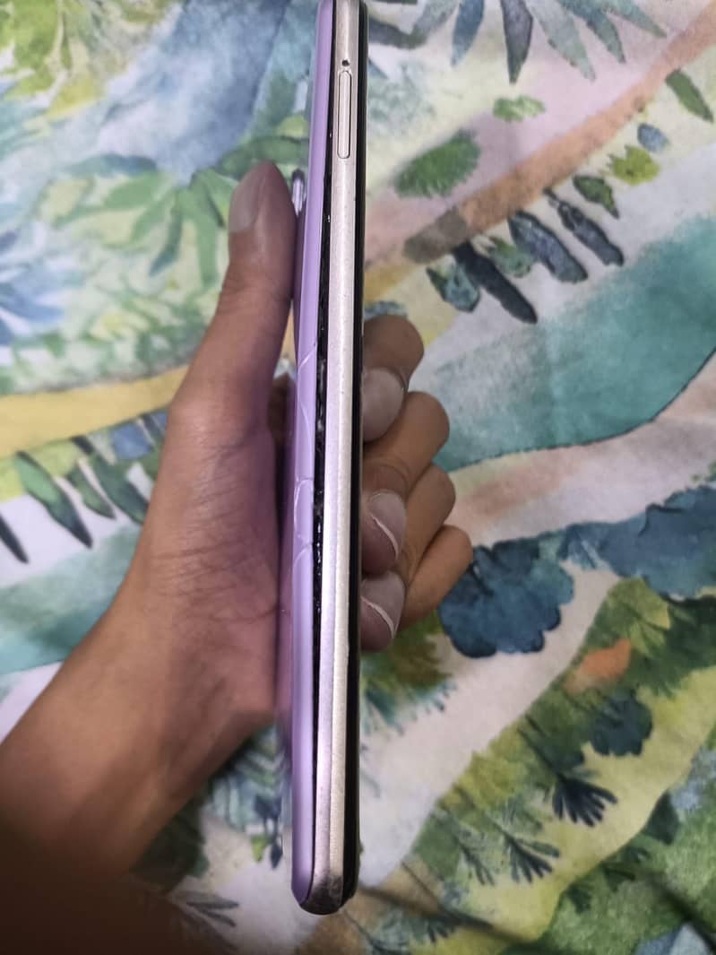 Sharp Aquos R3 6