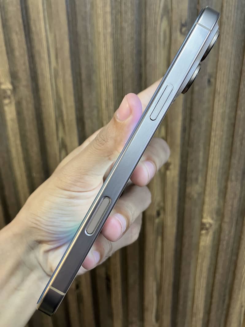 Apple iPhone 16 Pro Max 2