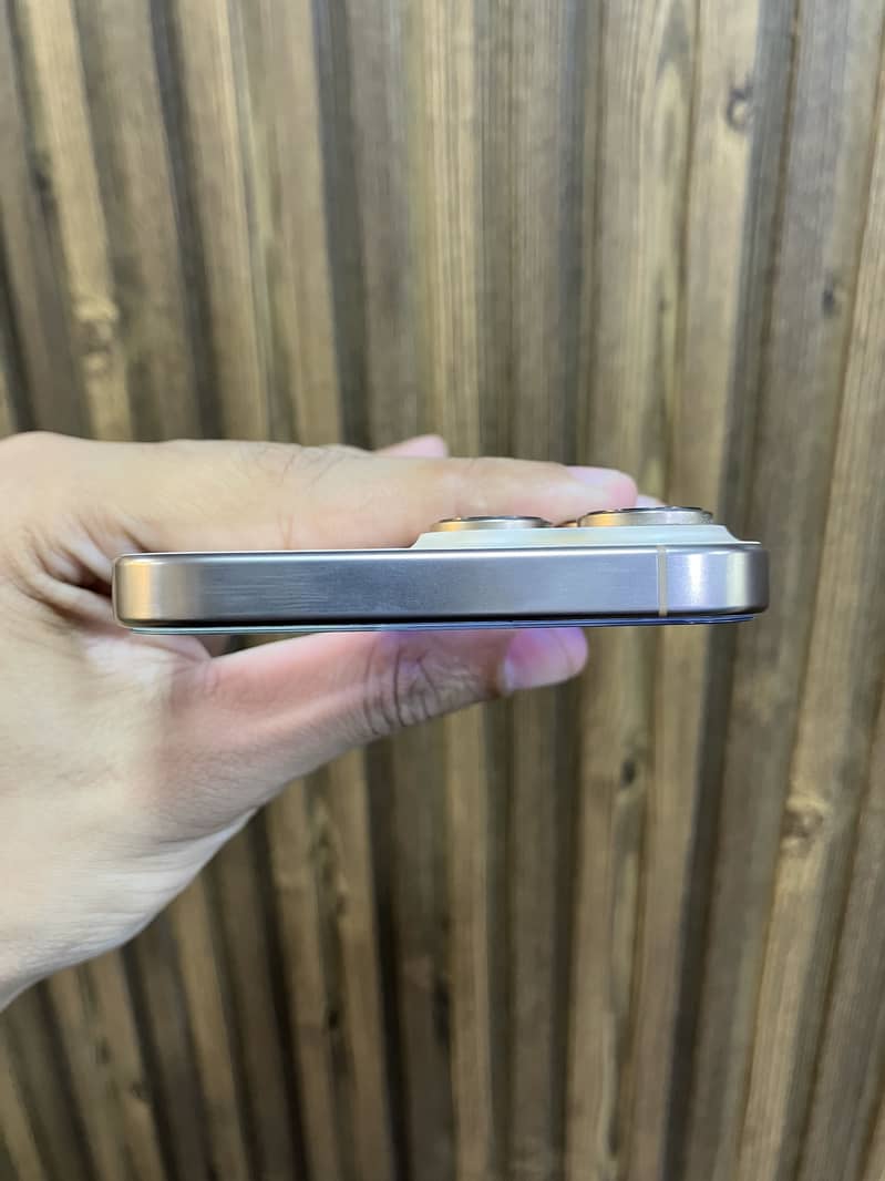 Apple iPhone 16 Pro Max 3