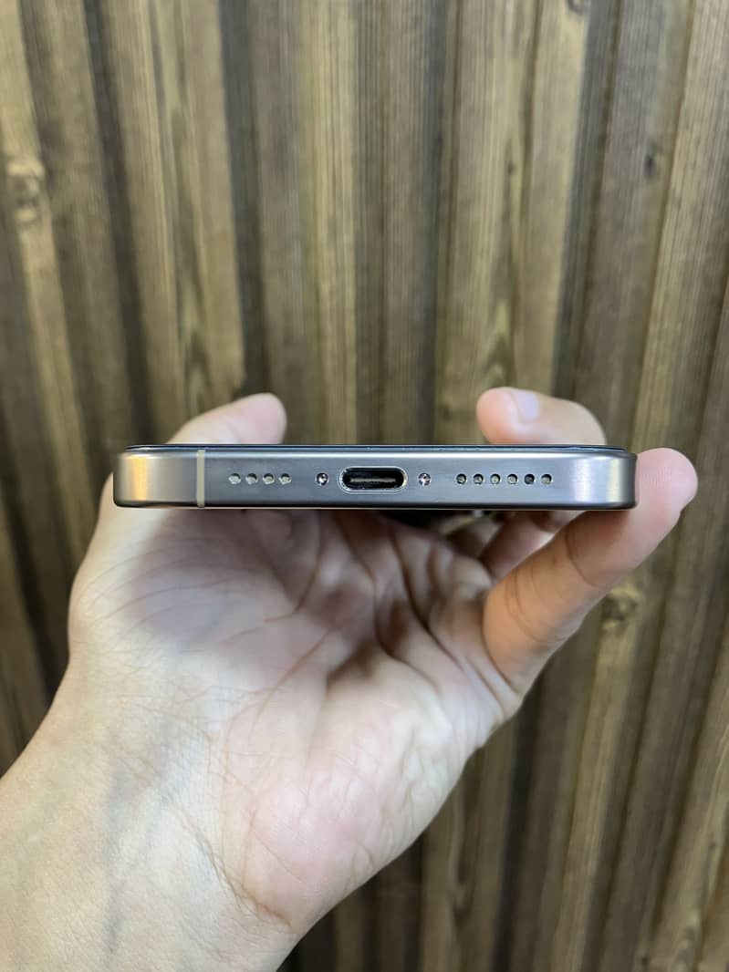 Apple iPhone 16 Pro Max 4