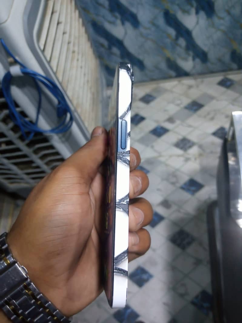 Apple iPhone 13 2