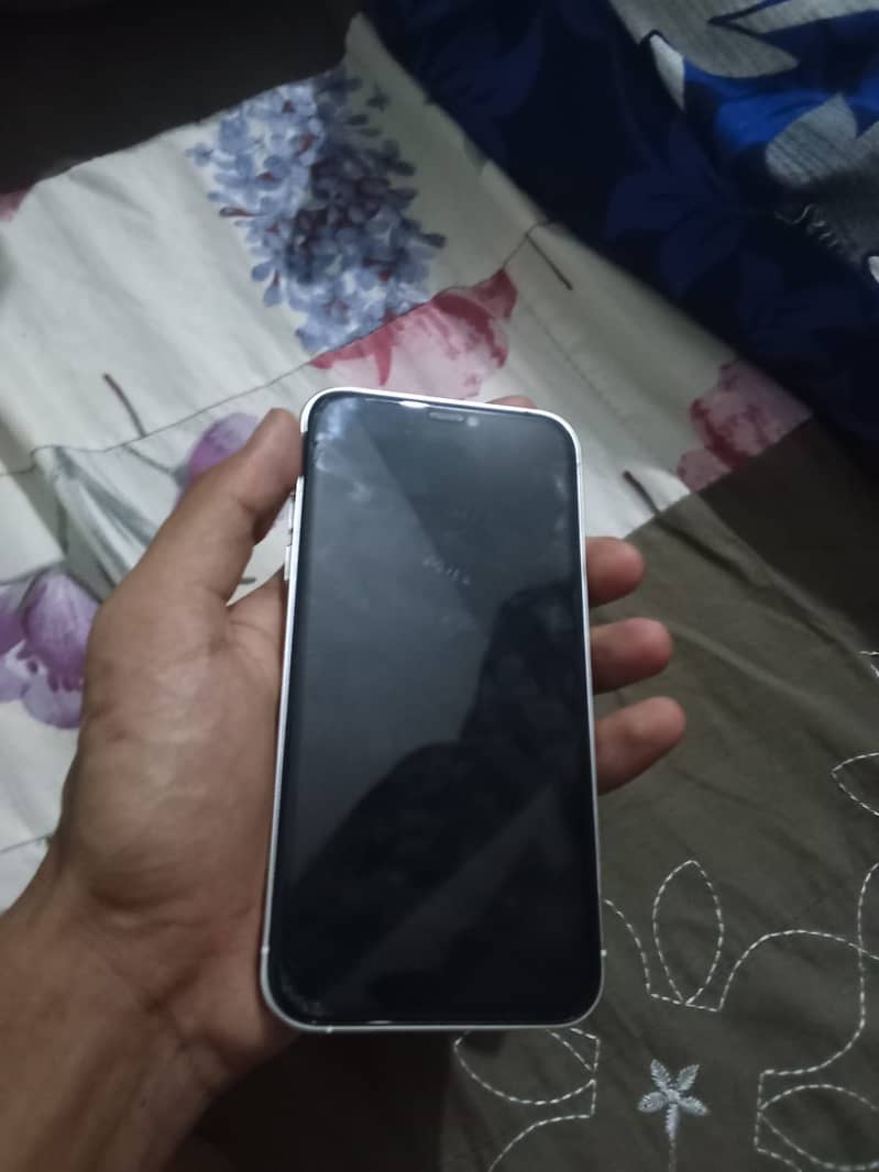 Apple iPhone 11 4