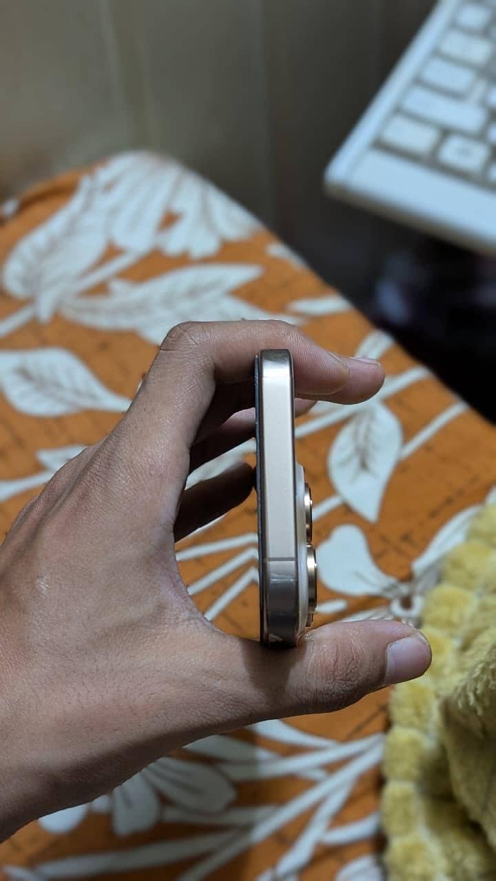 Apple iPhone 16 Pro 4