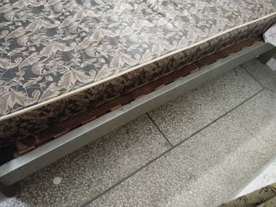 selling wooden bed