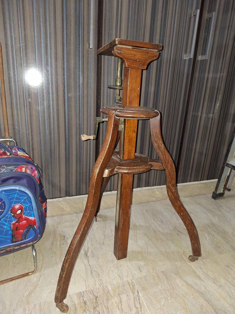 antique camera stand 0