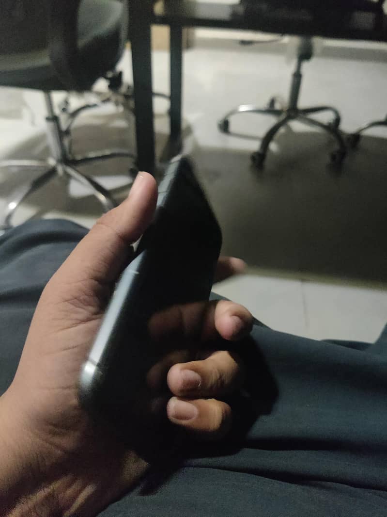 Apple iPhone 11 4