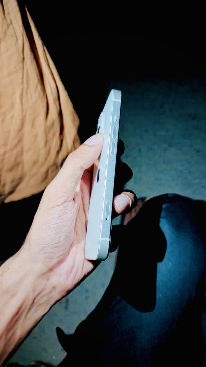 Apple iPhone 13 2