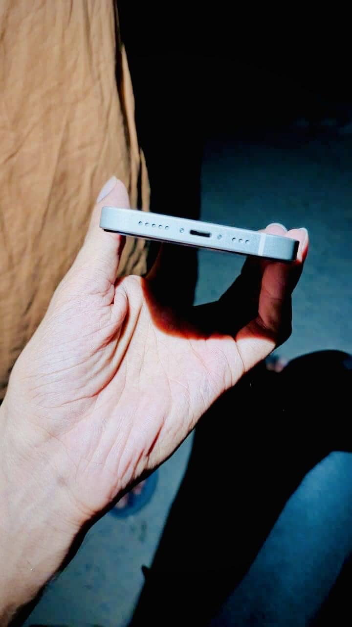 Apple iPhone 13 5