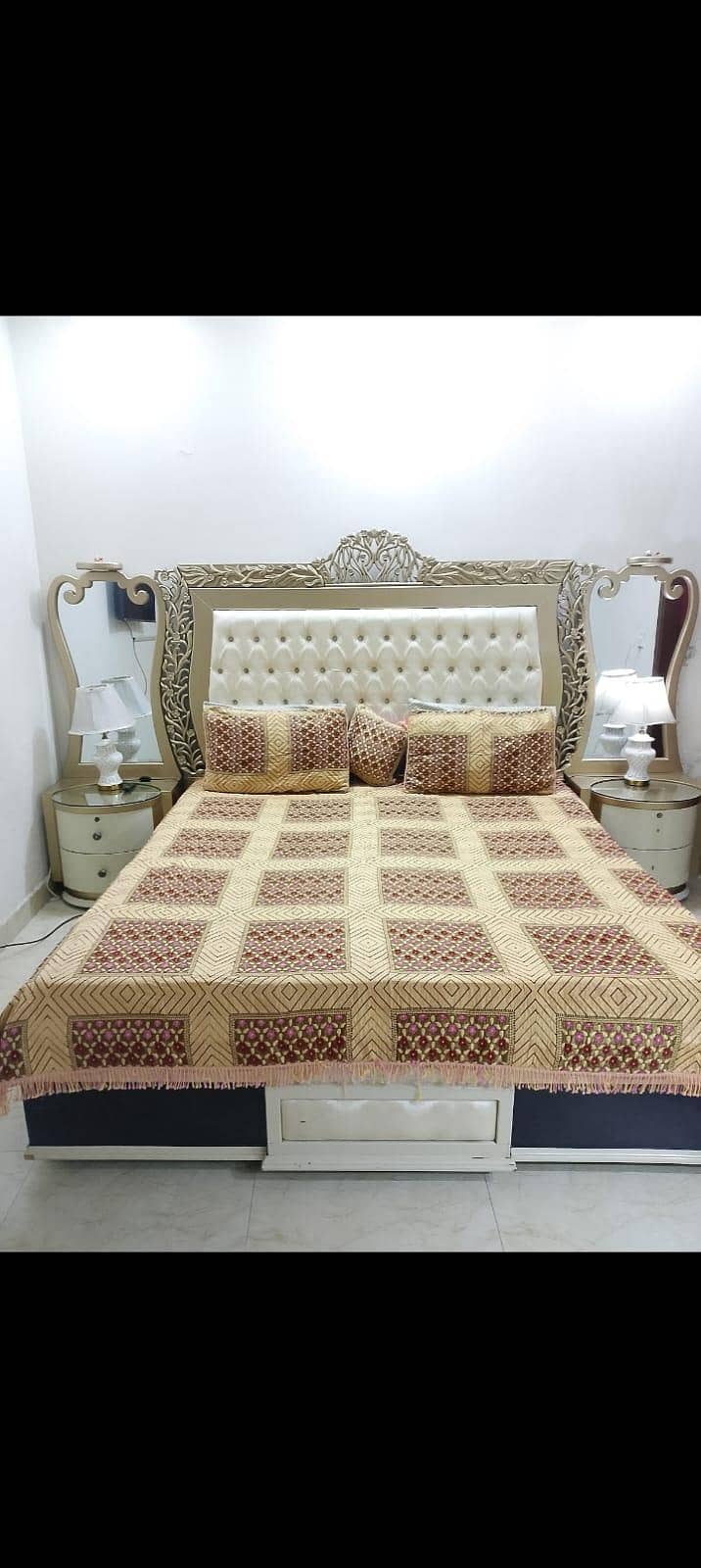 Bed dressing with chais 0