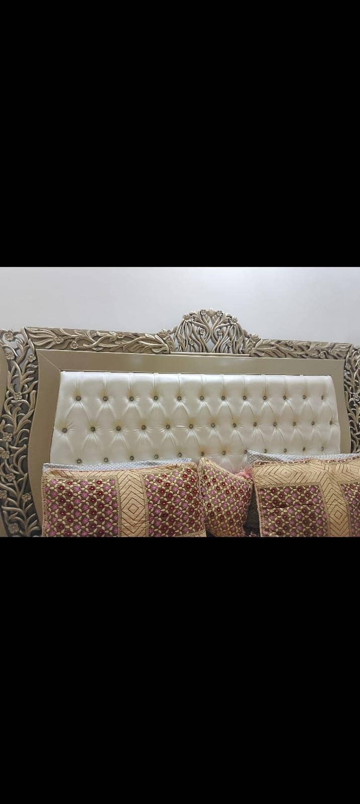 Bed dressing with chais 4