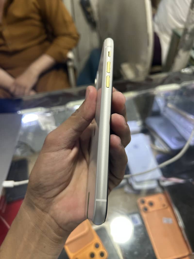 Apple iPhone 11 3
