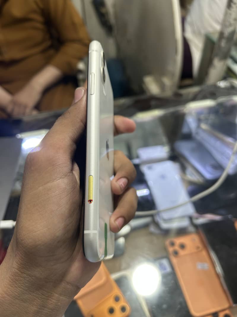 Apple iPhone 11 4