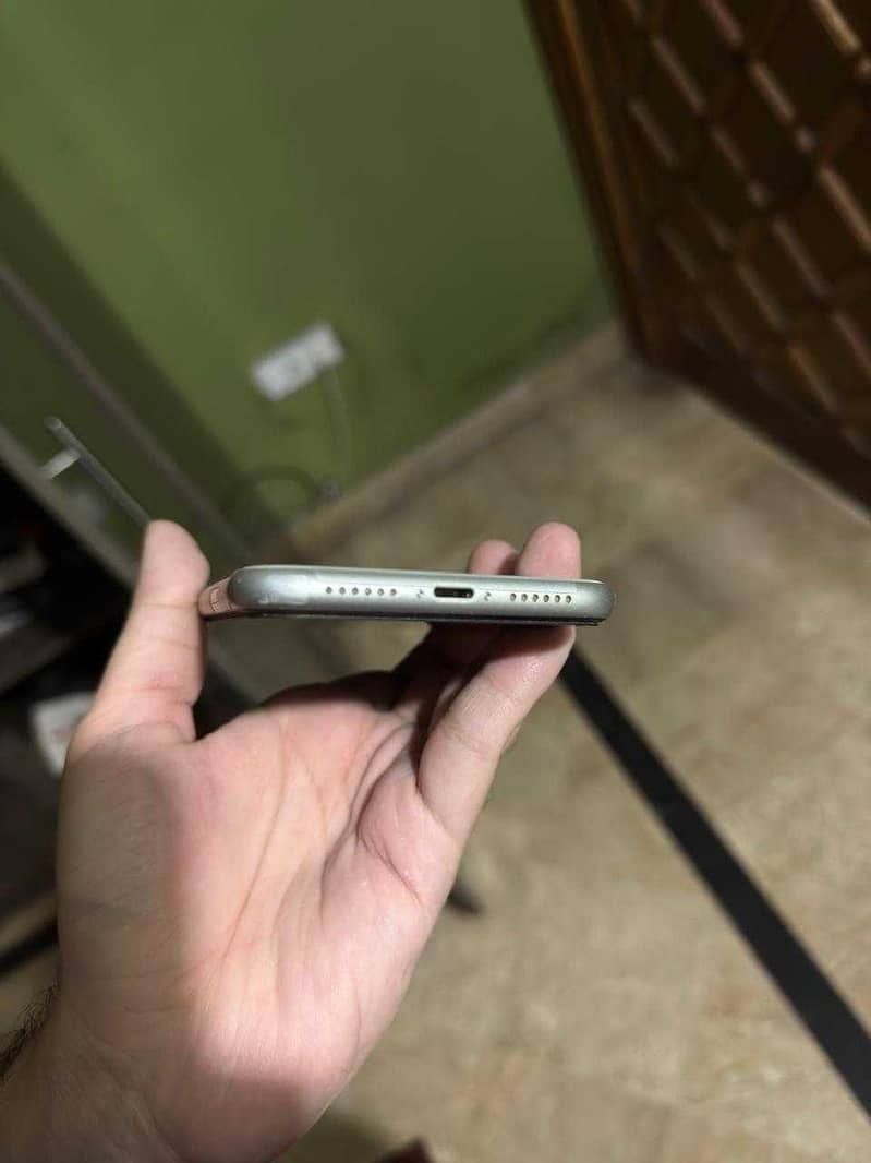 Apple iPhone 11 4