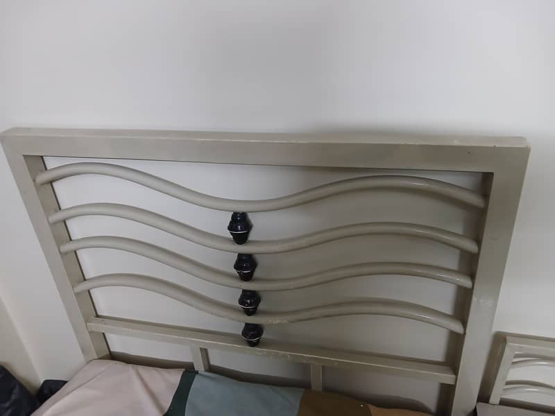 2 Single Beds With Coffee/Side Table 2