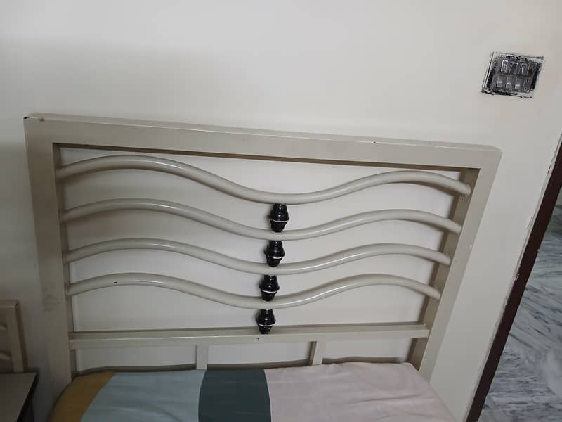 2 Single Beds With Coffee/Side Table 9