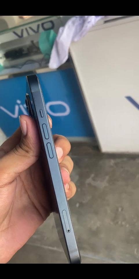 Apple iPhone 13 2