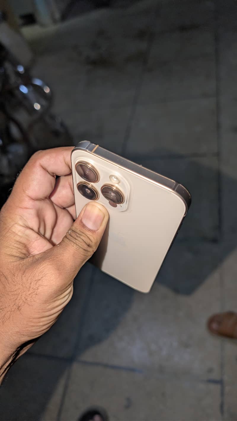 Apple iPhone 16 Pro Max 2
