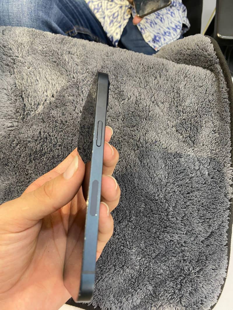 Apple iPhone 13 2