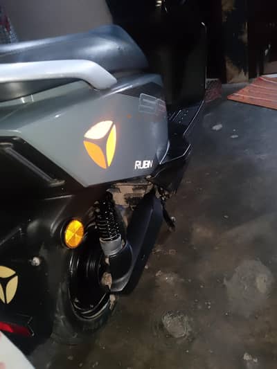 Electric scooty yadea