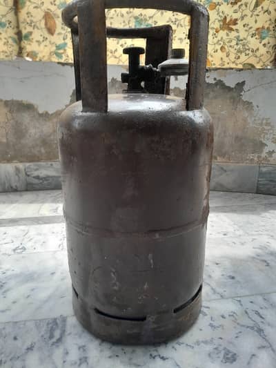 14KG ka with Regulator bi sath ha