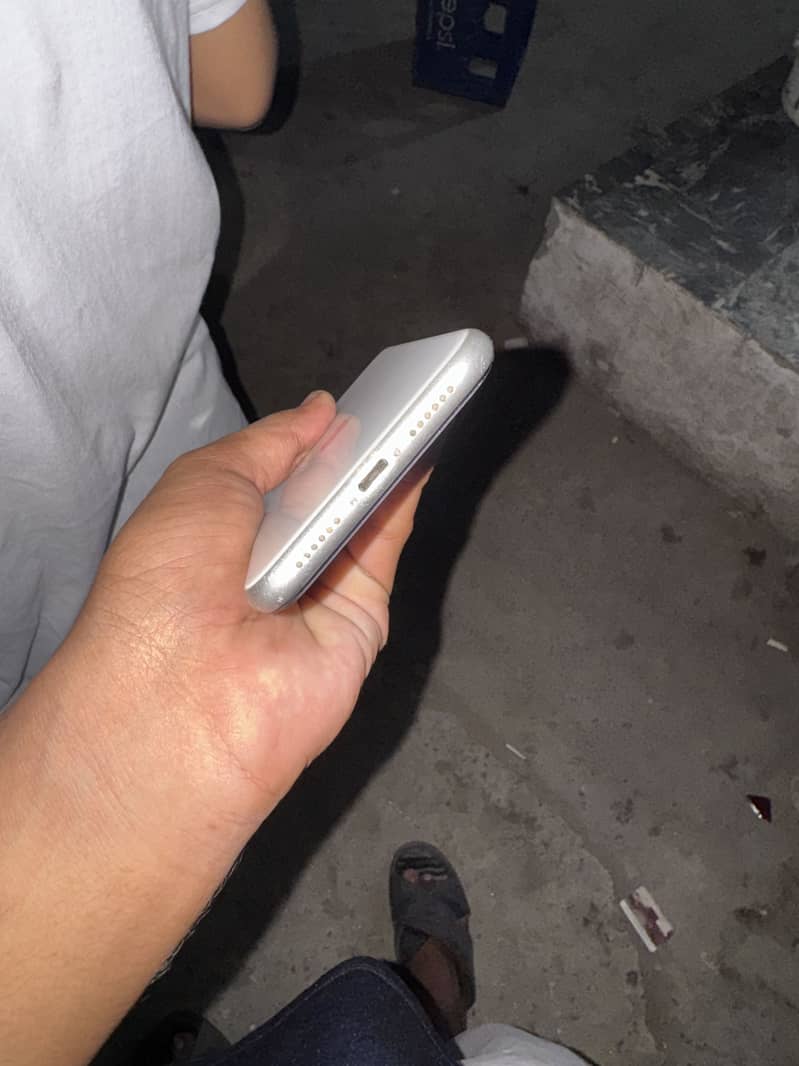 Apple iPhone 11 4