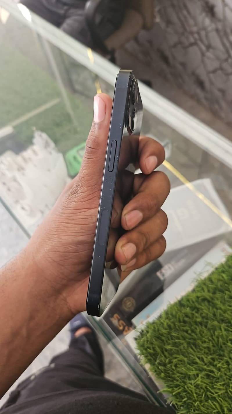 Apple iPhone 13 0