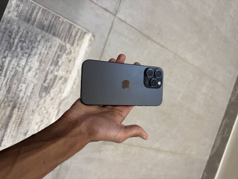 iPhone 16 Pro Max 4