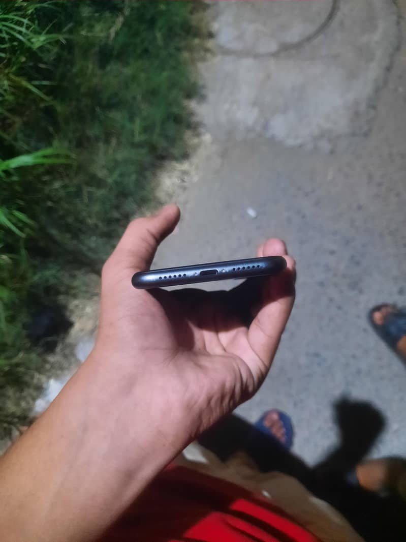 iPhone 11 4