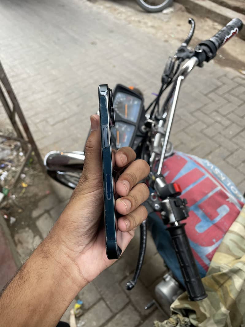 Apple iPhone 13 2