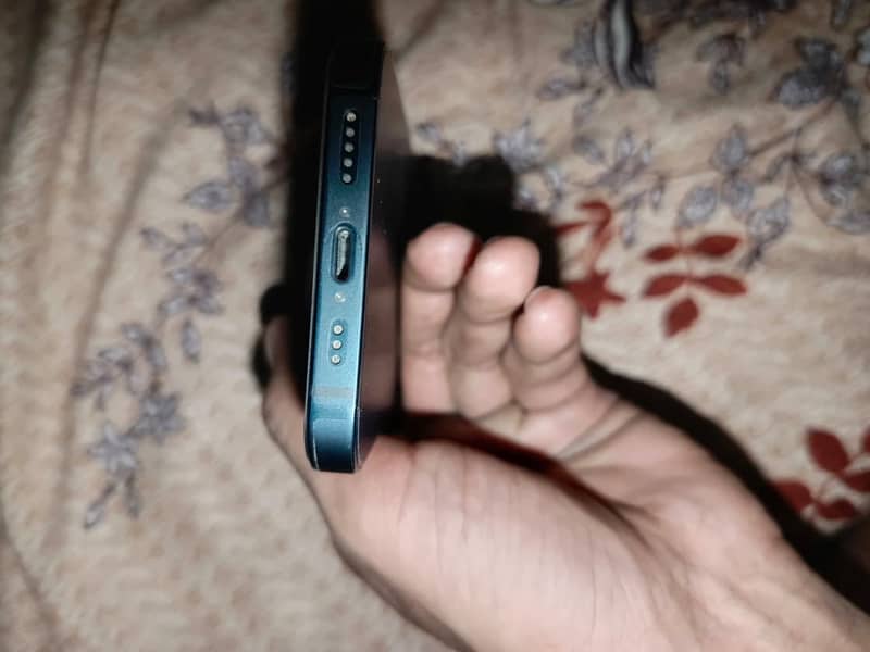 Apple iPhone 13 5