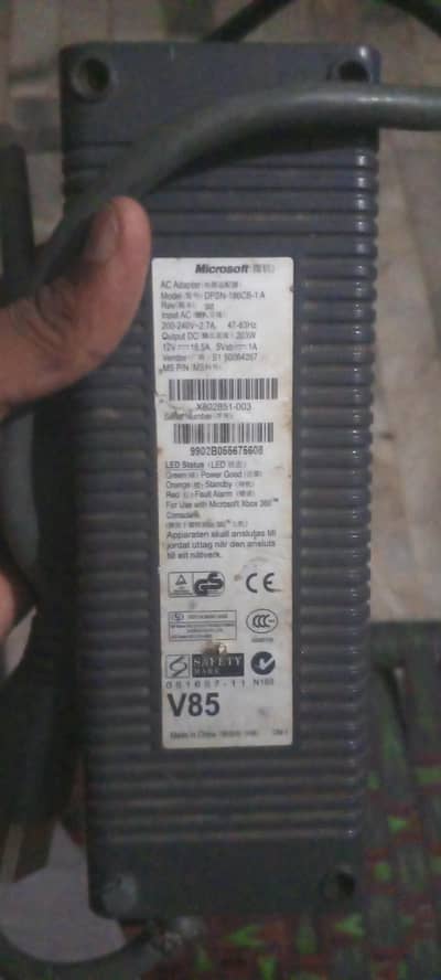 Xbox 360 ka wire wala controller aur unke Sath ki supply