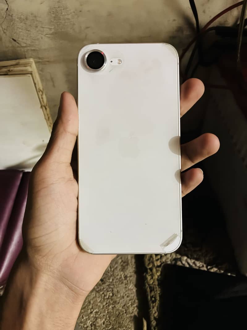 Apple iPhone 16e 3