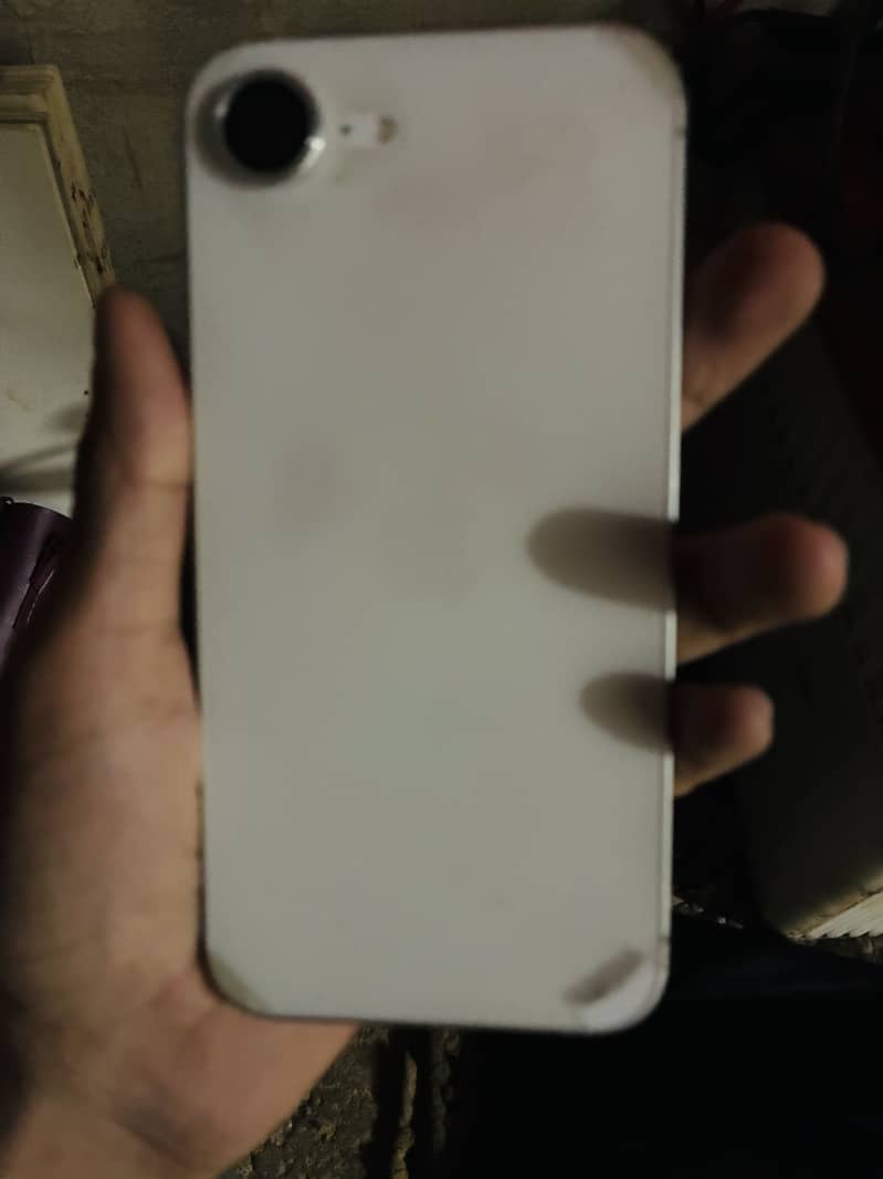 Apple iPhone 16e 4