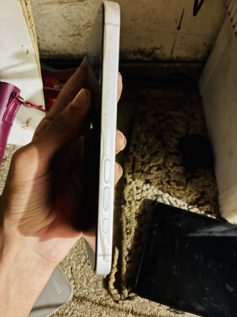Apple iPhone 16e 6