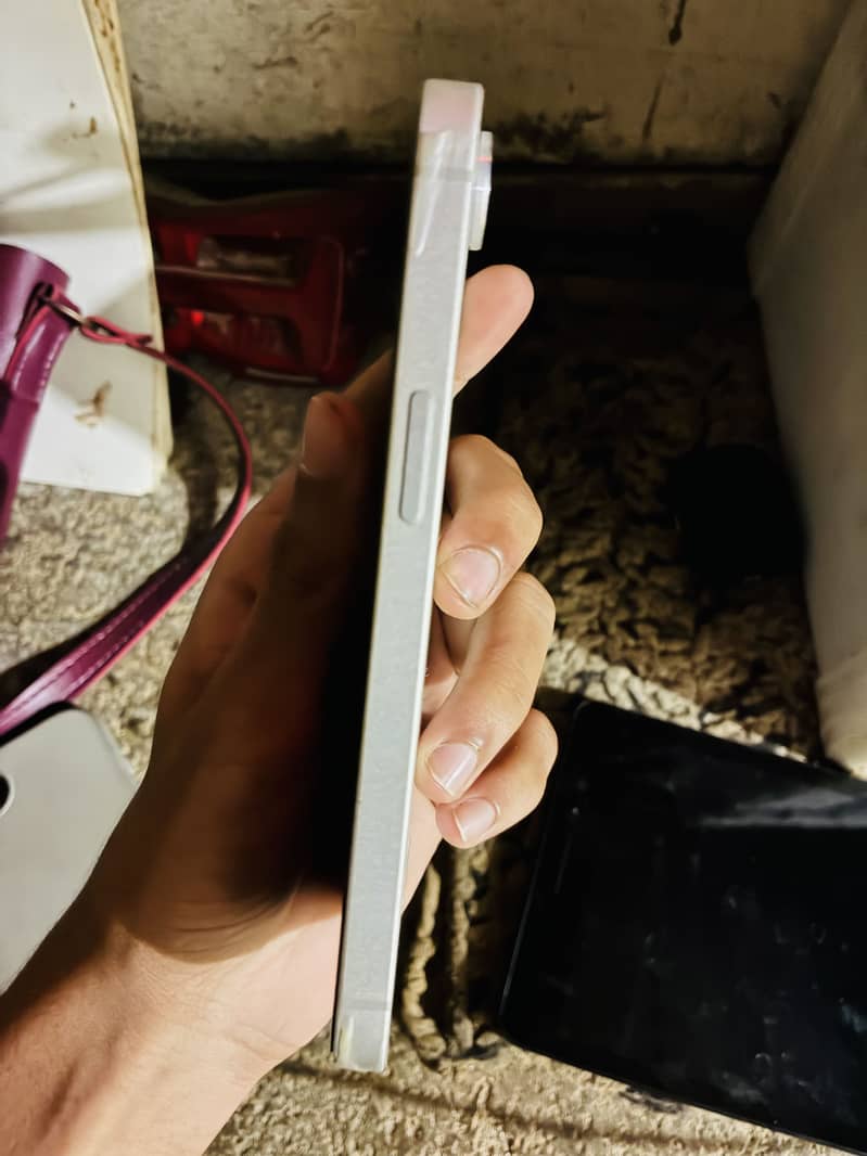 Apple iPhone 16e 9