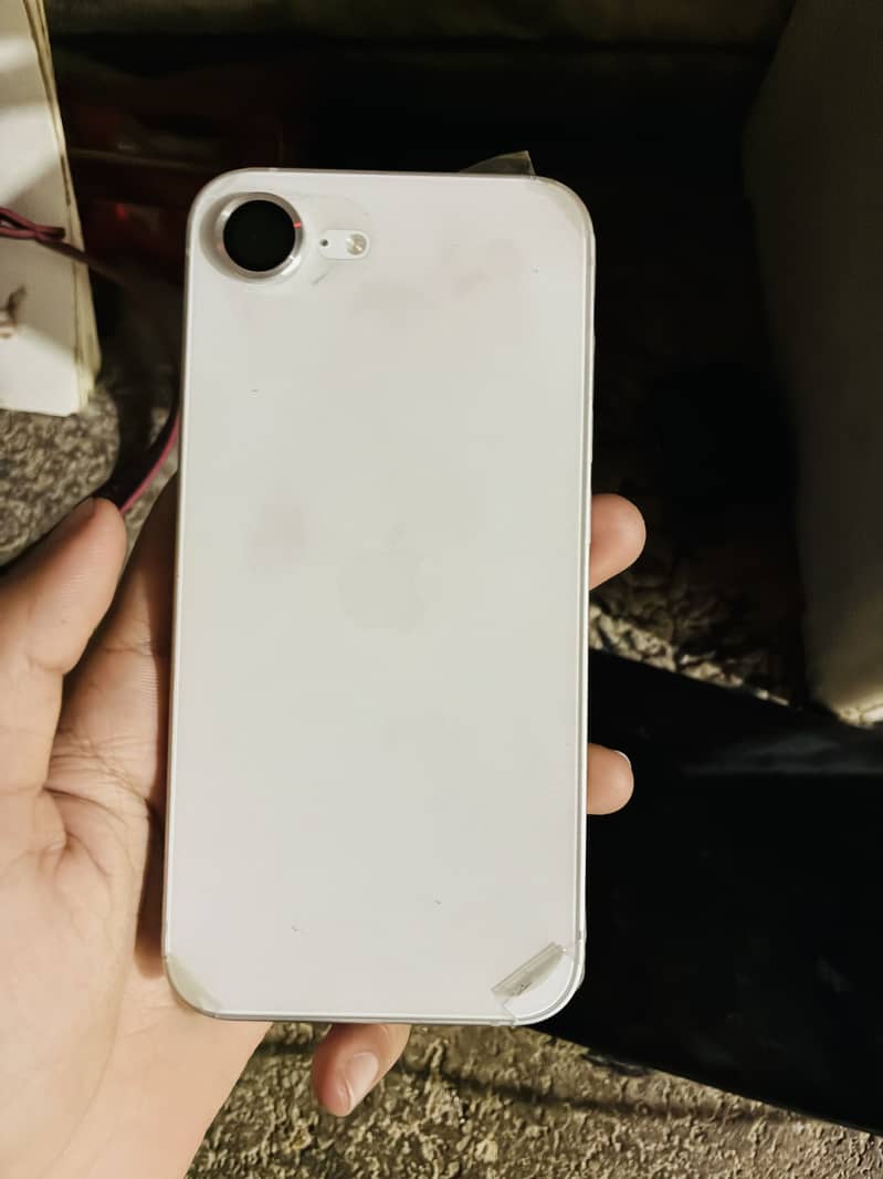 Apple iPhone 16e 10