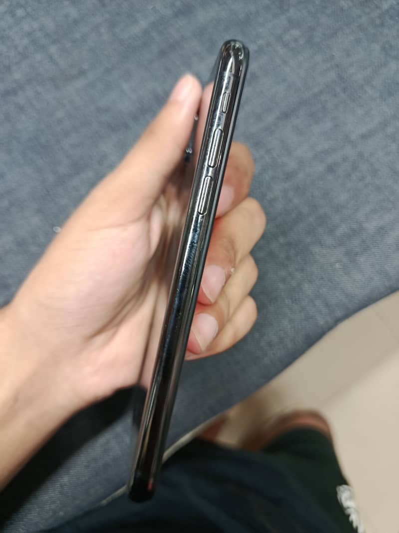 Apple iPhone X 4