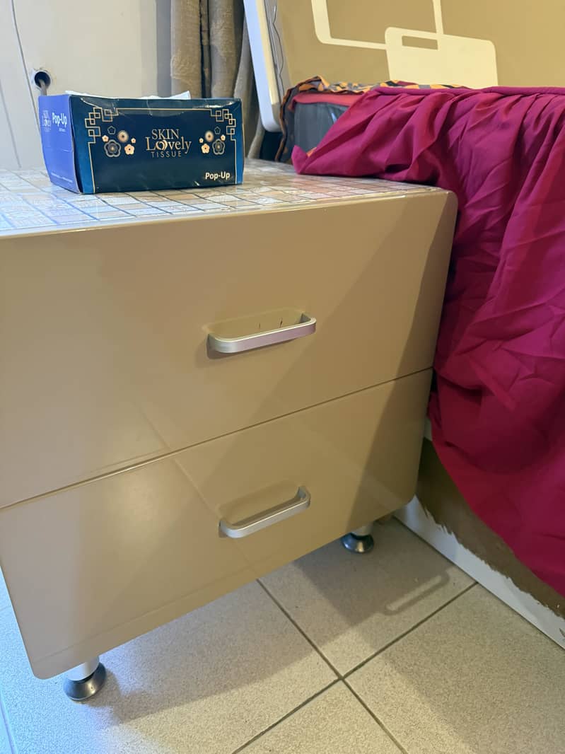 BED WITH TWO SIDE TABLES 0