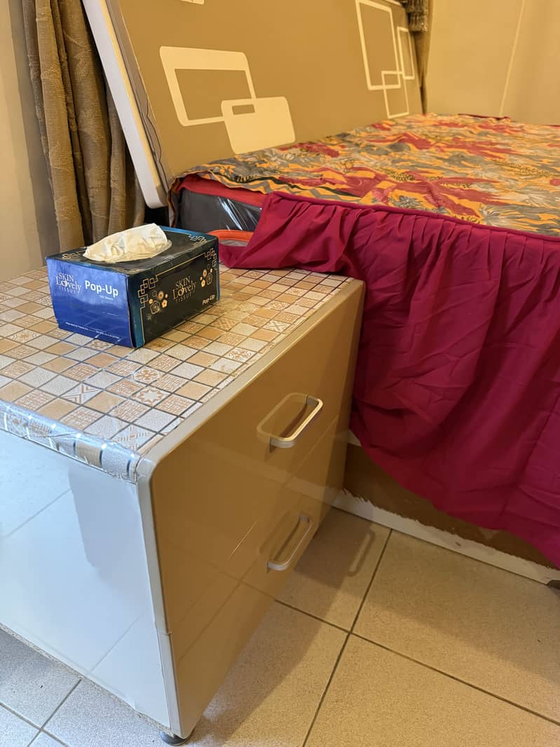 BED WITH TWO SIDE TABLES 3