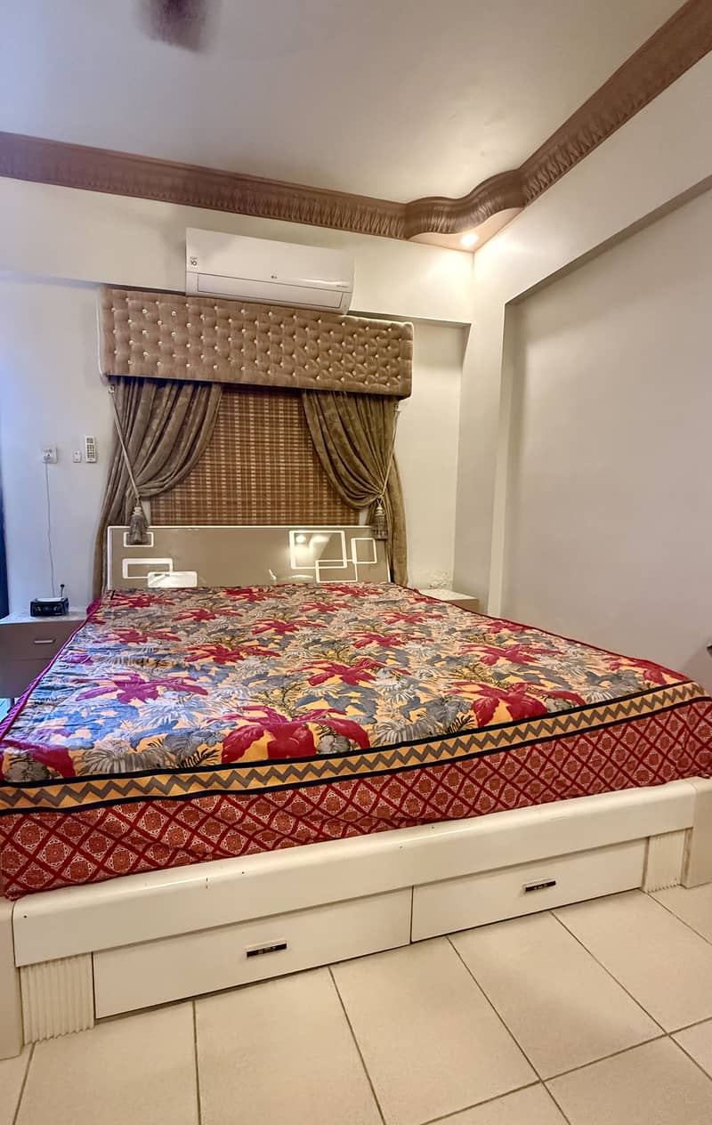 BED WITH TWO SIDE TABLES 4