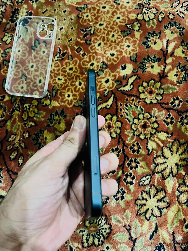 Apple iPhone 13 2