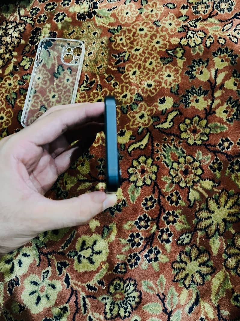 Apple iPhone 13 5