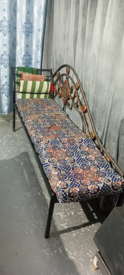 3 seater iron sitti