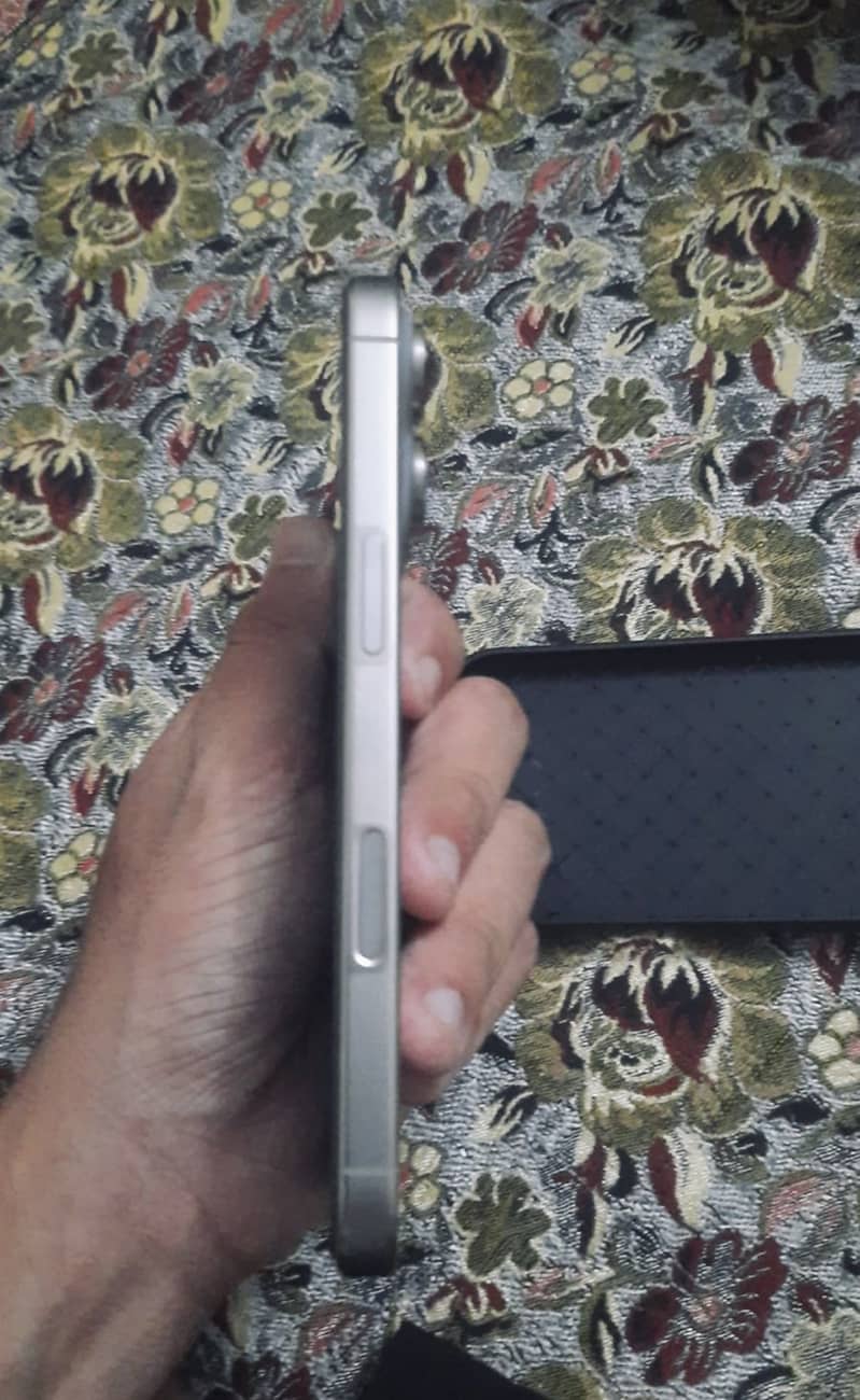 Apple iPhone 16 Pro 0