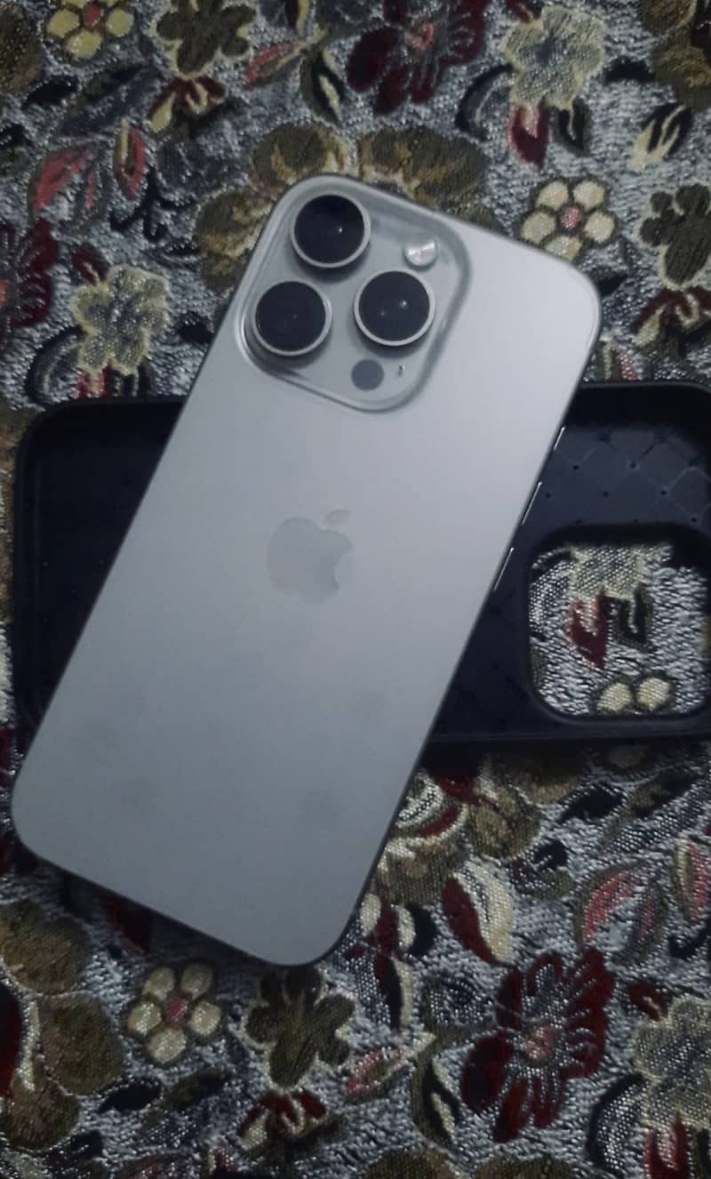 Apple iPhone 16 Pro 1