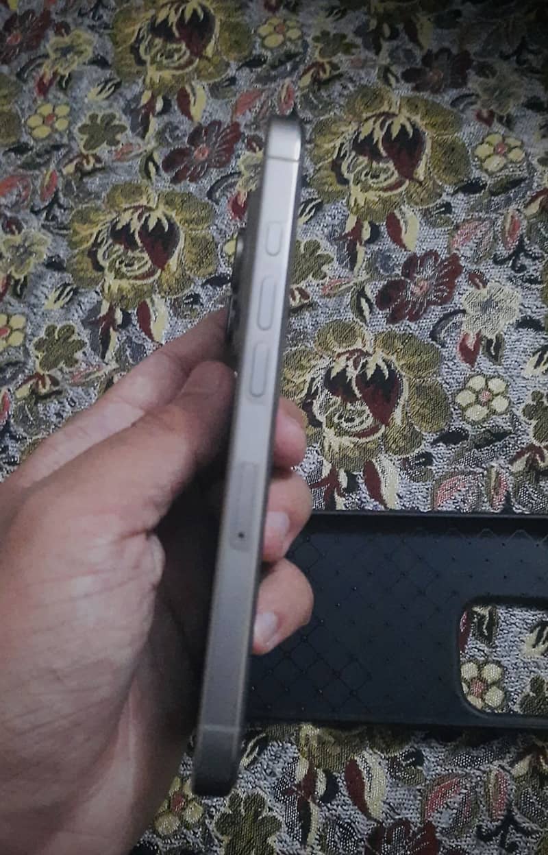 Apple iPhone 16 Pro 3