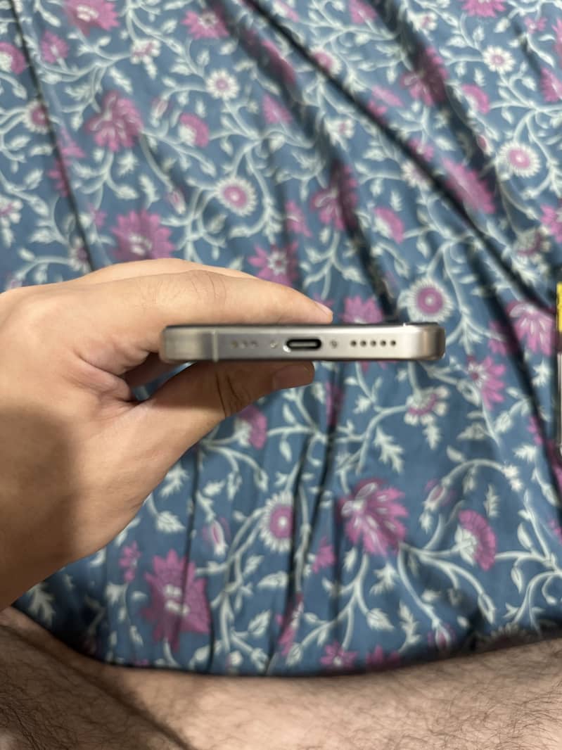 Apple iPhone 16 Pro 3